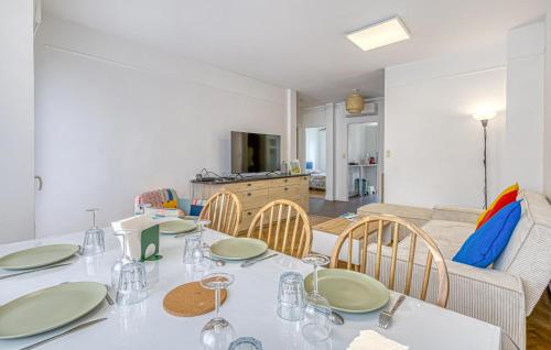 ein Esszimmer mit einem weißen Tisch und Stühlen in der Unterkunft Appartement Proche Plage in Royan