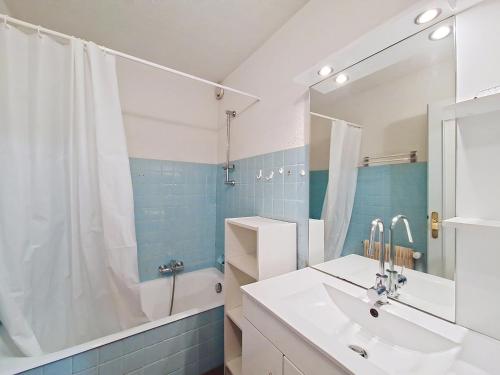 une salle de bain blanche avec un lavabo et une douche dans l'établissement Castel des Neiges CSA4 CENTRE & VIEW 6 Pers, à Châtel