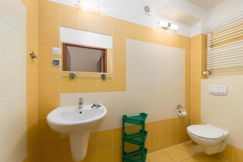 a bathroom with a sink and a toilet at Malinka in Rewal