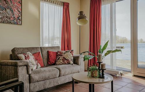 ein Wohnzimmer mit Sofa und Tisch in der Unterkunft Westergeest Beneden 2 Slaapk in Uitgeest