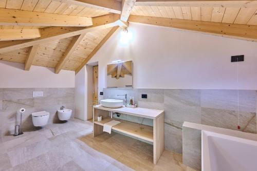 a bathroom with a sink and a toilet at Villa Adriana in Lierna