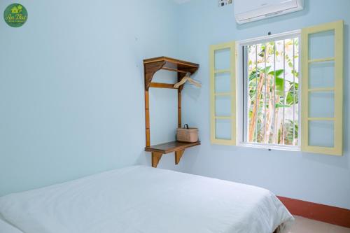 une chambre avec un lit et une fenêtre dans l'établissement An Thư Home Garden, à Hue