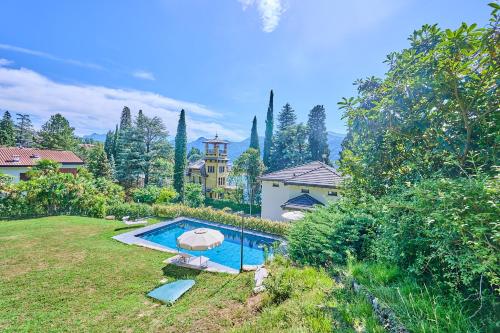a backyard with a swimming pool and a house at Villa Adriana in Lierna