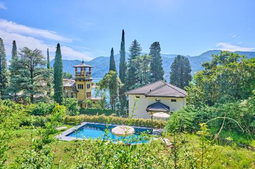 a house with a swimming pool in a yard at Villa Adriana in Lierna