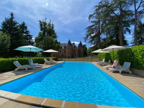 Kolam renang di atau dekat dengan Château de Bussolles