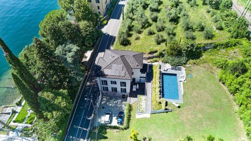 an aerial view of a house with a swimming pool at Villa Adriana in Lierna