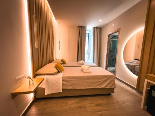 una camera d'albergo con un letto e un bagno di Alma Guest House a Roma