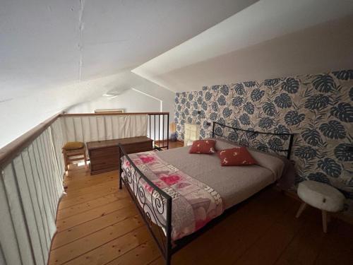 - une chambre avec un lit doté d'oreillers rouges dans l'établissement Mon jardin, à Villeneuve-Loubet