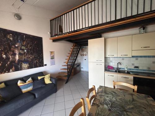 un salon et une cuisine avec un canapé et une table dans l'établissement Mon jardin, à Villeneuve-Loubet