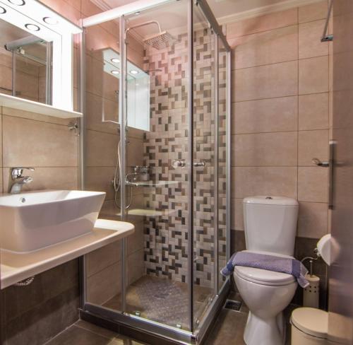 Kountoura Selino的住宿－Grameno Apartments，一间带水槽、卫生间和淋浴的浴室