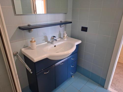 a bathroom with a sink and a mirror at Appartement exposé plein sud in Menton