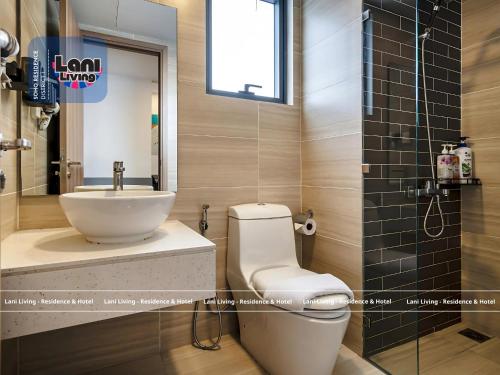 ein Badezimmer mit weißer Toilette und Waschbecken in der Unterkunft Lani Living - Residence & Hotel in District 1 in Ho-Chi-Minh-Stadt