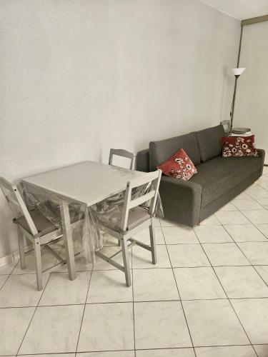 un salon avec une table et un canapé dans l'établissement ISOLA10 HOME Menton, à Menton