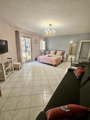Cette grande chambre comprend un lit et un canapé. dans l'établissement ISOLA10 HOME Menton, à Menton