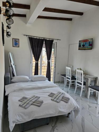Ένα ή περισσότερα κρεβάτια σε δωμάτιο στο One-bedroom apartment, 5 min from the Airport Tivat