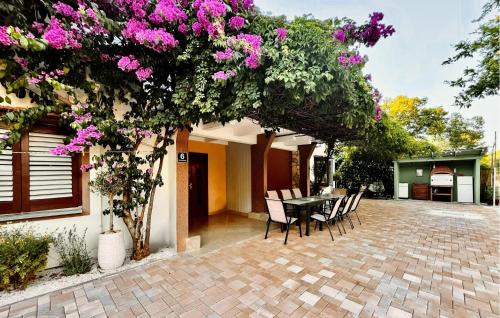 Lovely Apartment In Pakostane