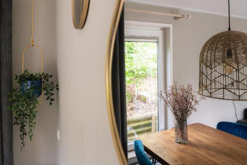 Φωτογραφία από το άλμπουμ του Tiny cabin in bosrijke omgeving de Veluwe - met terras, tuin en fietsschuurtje σε Nunspeet