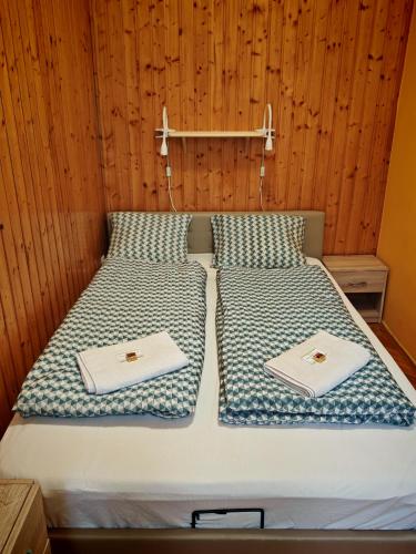 Postel nebo postele na pokoji v ubytování Kőrösi Apartman