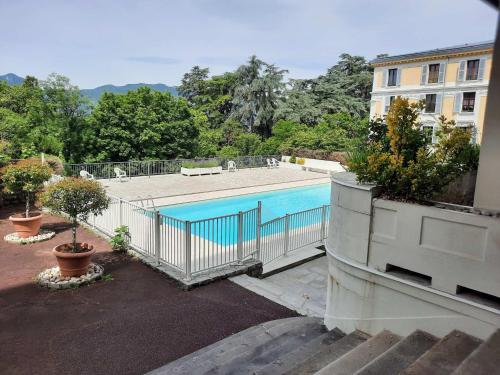 une piscine sur le côté d'un immeuble dans l'établissement Studio cosy avec piscine et balcon, Aix-les-Bains - FR-1-555-115, à Aix-les-Bains