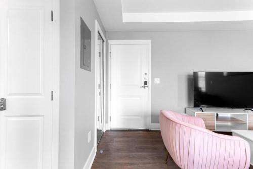 TV a/nebo společenská místnost v ubytování Your Cozy One Bedroom Detriot