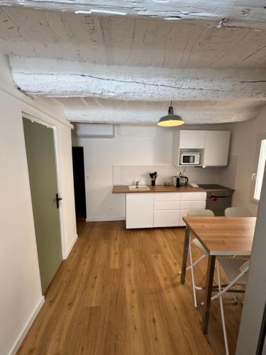 a kitchen and dining room with a table in a room at Marceau II - Une pépite dans le cœur de ville in Aubagne