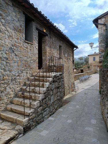 a stone building with stairs on the side of it at L'orto Delle Terme in Bagno Vignoni