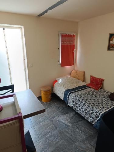 Ένα ή περισσότερα κρεβάτια σε δωμάτιο στο Petit studio bien équipé