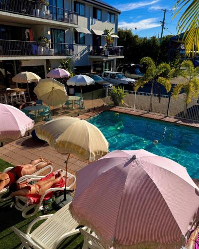 Bazén v ubytování Abode Mooloolaba, Backpackers & Motel rooms nebo v jeho okolí