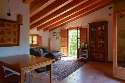 a living room with a table and a couch at La Casa de Los Moyas in Olba