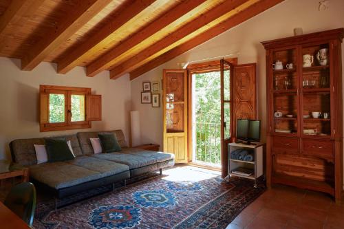 a living room with a couch and a television at La Casa de Los Moyas in Olba