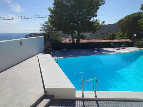 コリウールにある6AMB38 Villa avec terrasse dans résidence avec piscine communeの家の中の青い水のスイミングプール