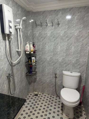 Bilik mandi di T&L Apartment