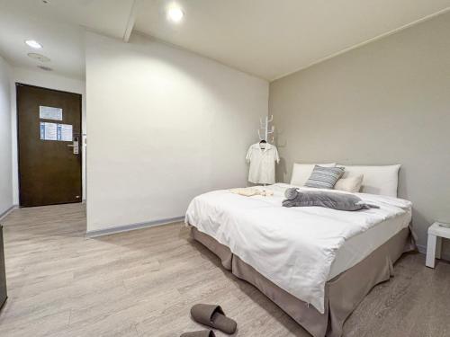 Postel nebo postele na pokoji v ubytování 信然文旅-New 凝萃海安 pet-friendly hotel 寵物事先預訂