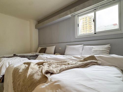 Postel nebo postele na pokoji v ubytování 信然文旅-New 凝萃海安 pet-friendly hotel 寵物事先預訂