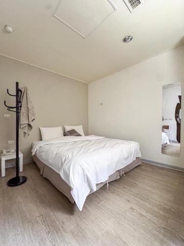 Postel nebo postele na pokoji v ubytování 信然文旅-New 凝萃海安 pet-friendly hotel 寵物事先預訂
