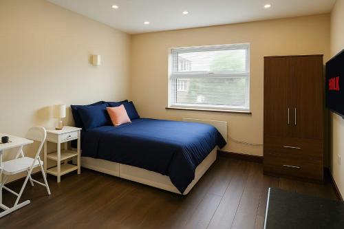 a small bedroom with a bed and a window at 95 Deluxe London Studios in London