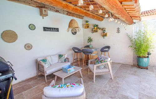 a patio with chairs and a table and a stove at Villa Contemporaine Provençale in Mormoiron