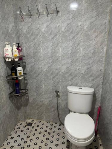 Bilik mandi di T&L Apartment