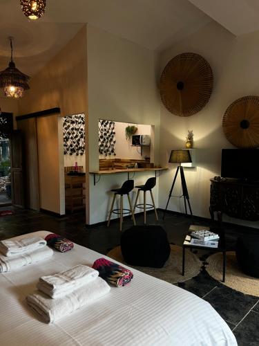 Katil atau katil-katil dalam bilik di Chambres d'hôtes & spa Le Jardin de Ravintsara