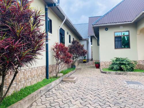 una casa con un vialetto in pietra davanti di Kili Spring Hotel ad Arusha