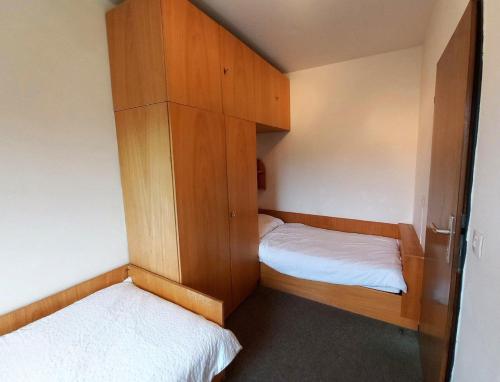Postel nebo postele na pokoji v ubytování JÜRGEN Haus KMB Seeappartement am Ossiacher See, Hallenbad und direktem Seezugang