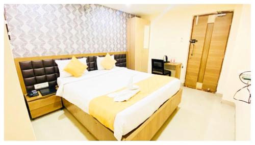 a bedroom with a large bed in a room at Hotel Ru-pam Tower Patna AC or Non Ac Room in Patna