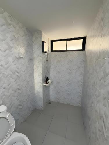 Ένα μπάνιο στο Yellow Place Sukhumvit Soi 2 - เยลโล เพลส สุขุมวิทซอย 2