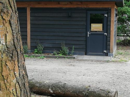 Φωτογραφία από το άλμπουμ του Tiny cabin in bosrijke omgeving de Veluwe - met terras, tuin en fietsschuurtje σε Nunspeet