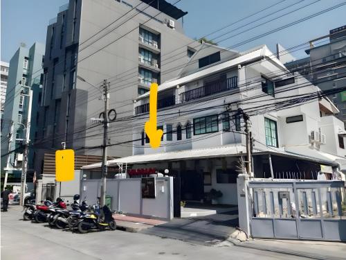 Το κτήριο όπου στεγάζεται  το διαμέρισμα