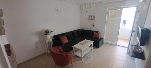 Телевизор и/или развлекательный центр в Apartman Na pjenu od mora Becici