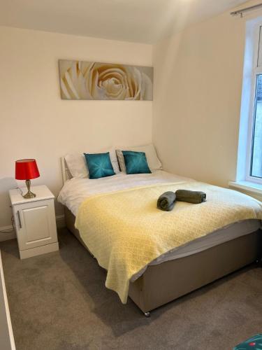 a bedroom with two beds with blue pillows at Contractor and Family Cozy Home Sleeps 7 Free Parking in Grimsby