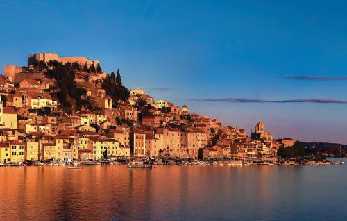 a town on top of a hill with a body of water at Pet Friendly Home In Lozovac in Lozovac