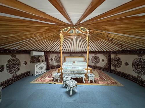 a bedroom with a bed in a yurt at モンゴリアンテーマパークジャパン in Kamigō