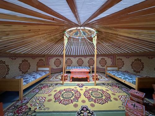 a room with two beds in a yurt at モンゴリアンテーマパークジャパン in Kamigō